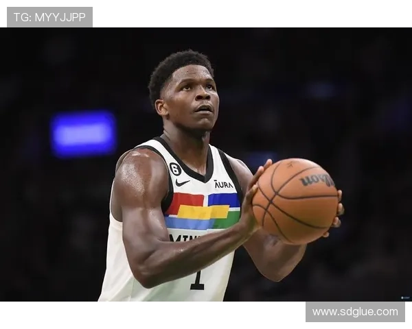 爱德华兹首节表现抢眼9投4中砍下12分并贡献前场板与防守数据